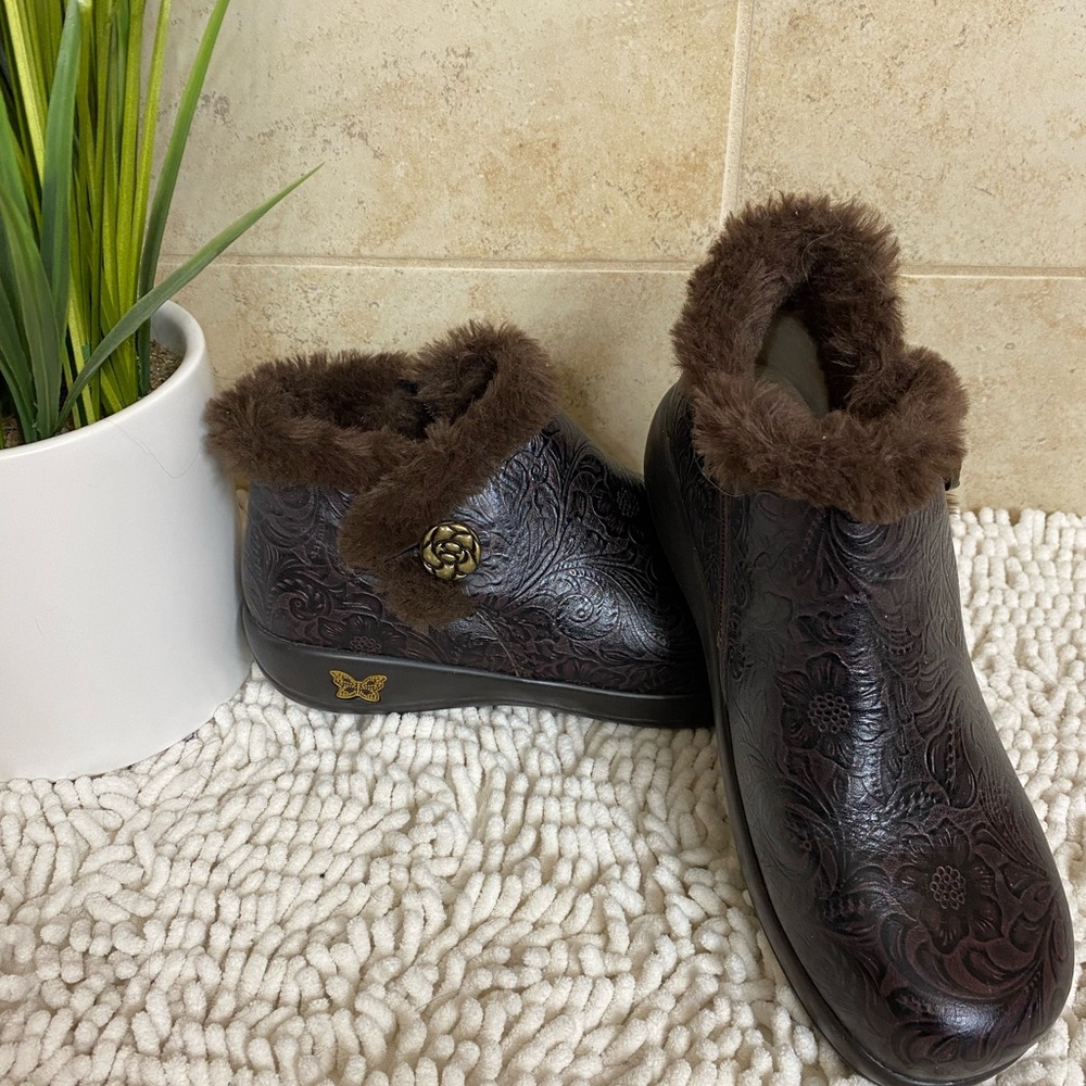 ALEGRIA Brown Tooled Leather Booties with Fur Lining LIKE NEW! ($120)